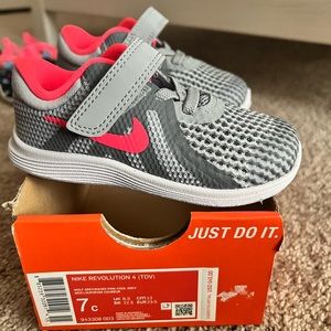 Girls Nike Revolution